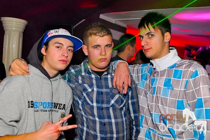 Sfârşit de săptămână în Club Atti's,