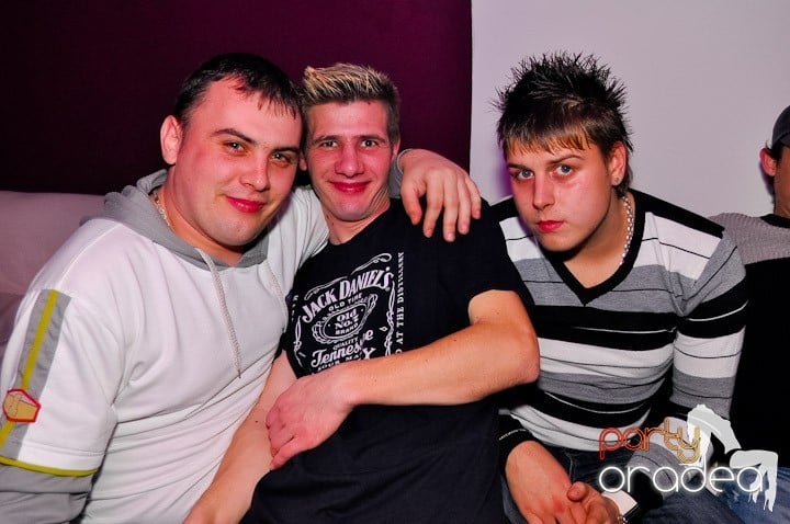 Sfârşit de săptămână în Club Atti's,