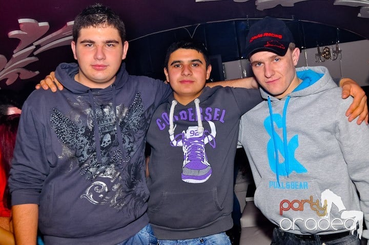 Sfârşit de săptămână în Club Atti's,