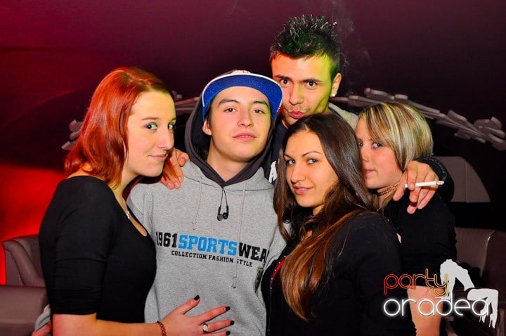 Sfârşit de săptămână în Club Atti's,