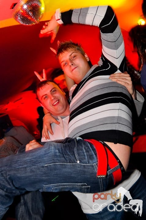 Sfârşit de săptămână în Club Atti's,