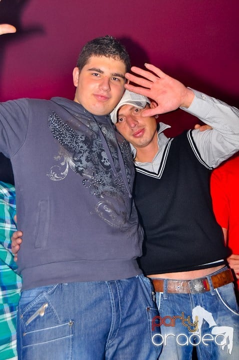 Sfârşit de săptămână în Club Atti's,