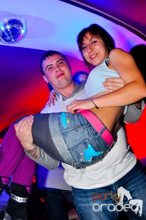 Sfârşit de săptămână în Club Atti's,