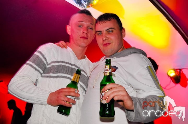 Sfârşit de săptămână în Club Atti's,