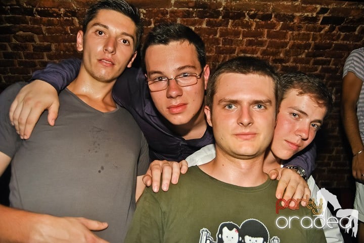 Sfârşit de săptămână în Club Escape, 