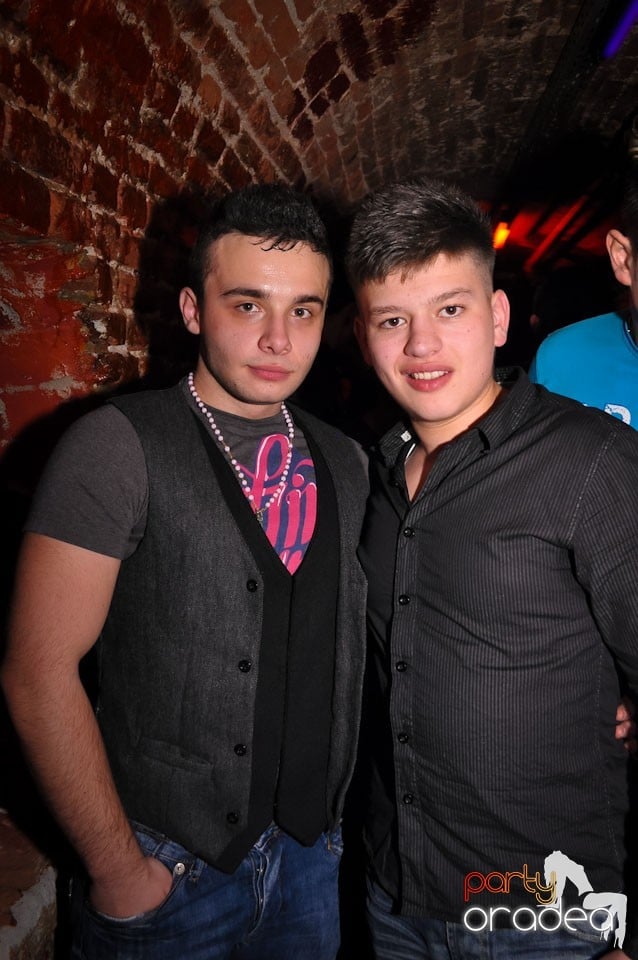 Simte basul în Club Escape, 