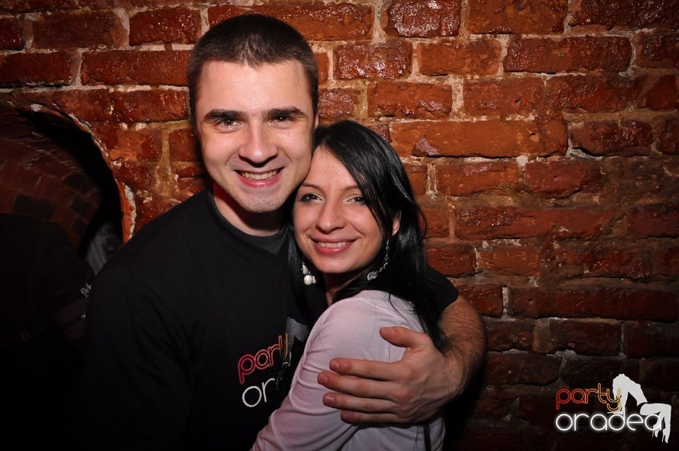 Simte basul în Club Escape, 