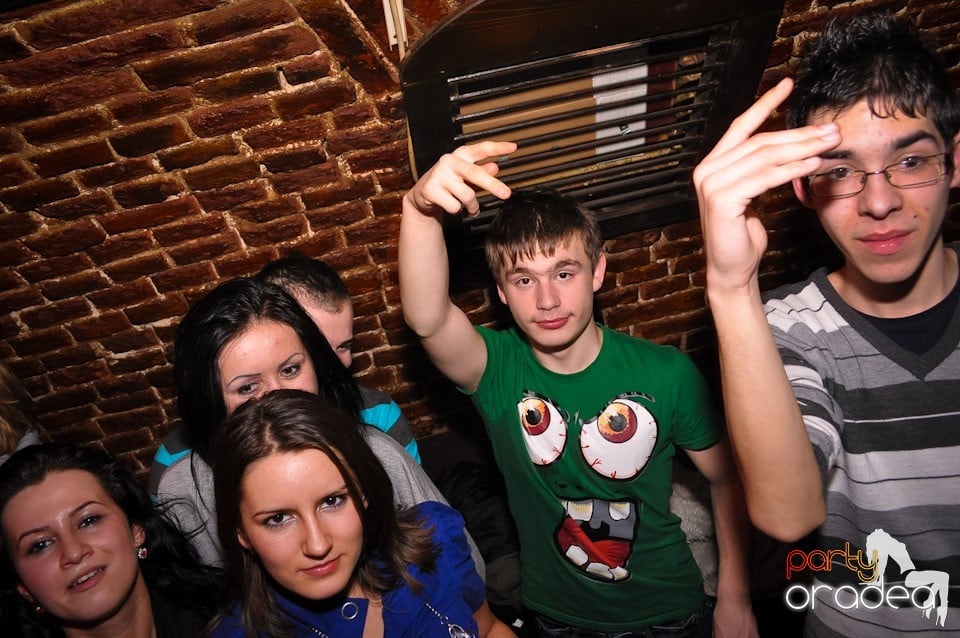 Simte basul în Club Escape, 