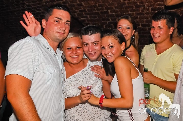 Start the week cu Club Escape, 