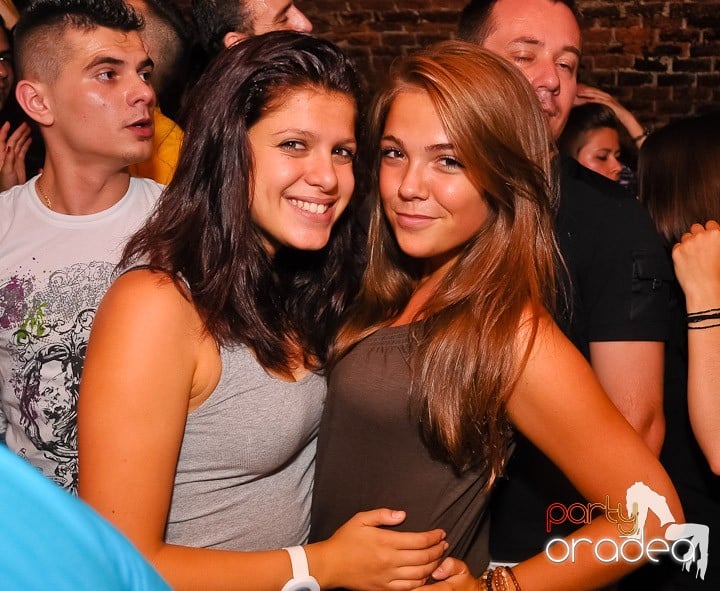 Start the week cu Club Escape, 