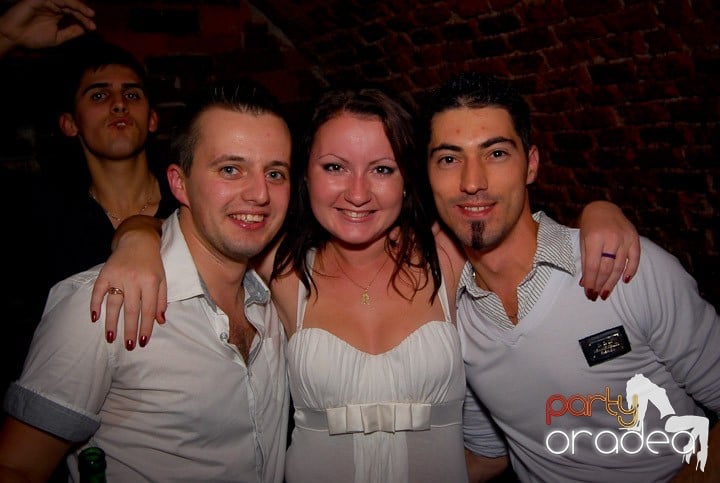 Studenţii continuă distracţia în Club Escape,