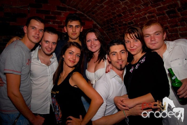 Studenţii continuă distracţia în Club Escape,