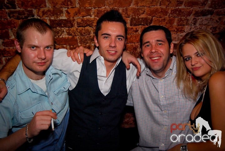 Studenţii continuă distracţia în Club Escape,