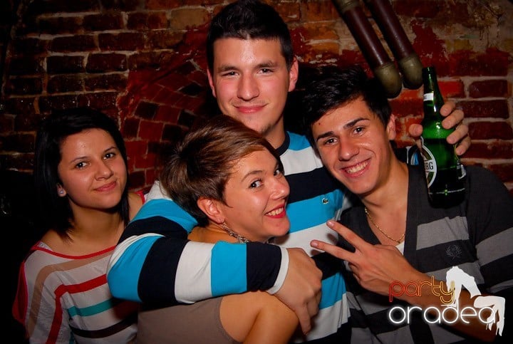 Studenţii continuă distracţia în Club Escape,