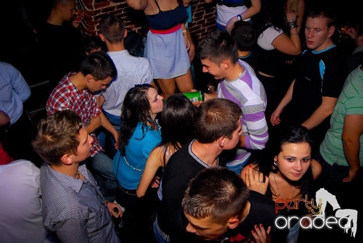 Studenţii continuă distracţia în Club Escape,