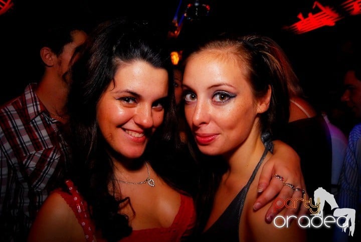 Studenţii continuă distracţia în Club Escape,