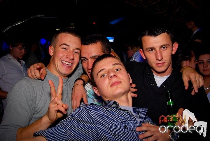 Studenţii continuă distracţia în Club Escape,