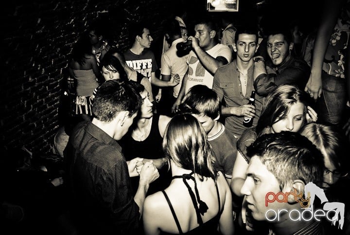 Studenţii continuă distracţia în Club Escape,
