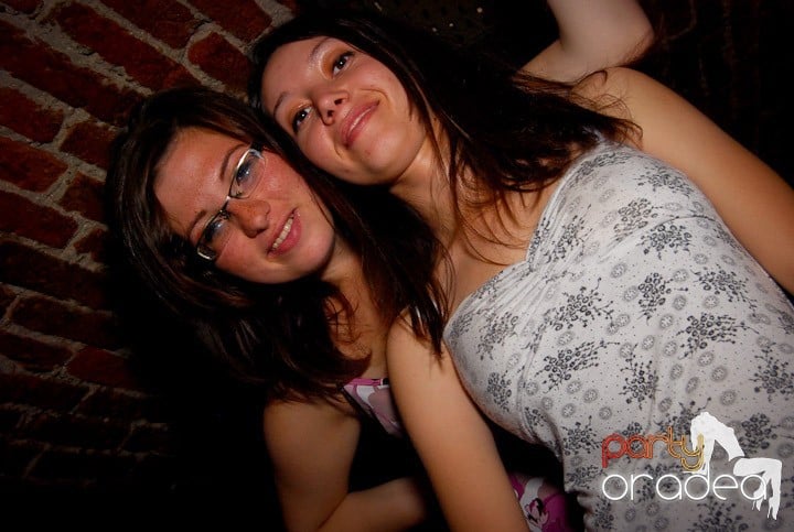 Studenţii continuă distracţia în Club Escape,