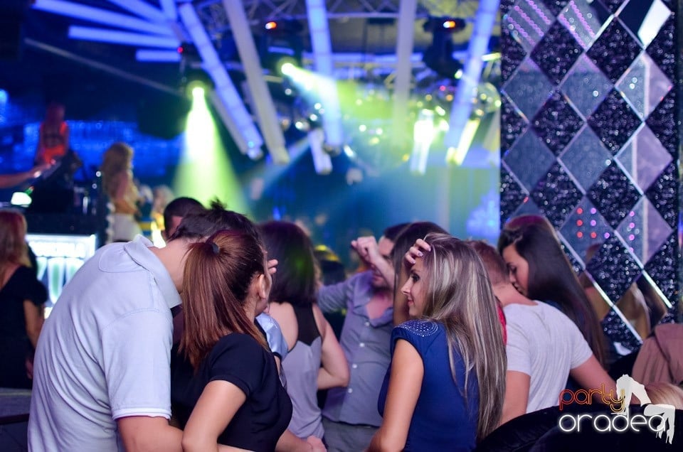 Summer Retro Night Fever în The One,