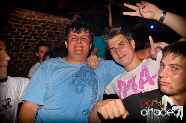 Turn up the bass, 