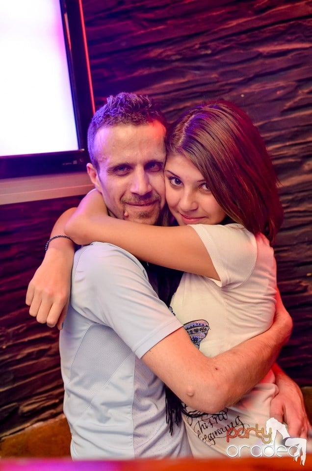 Vineri noaptea în Club Downtown,