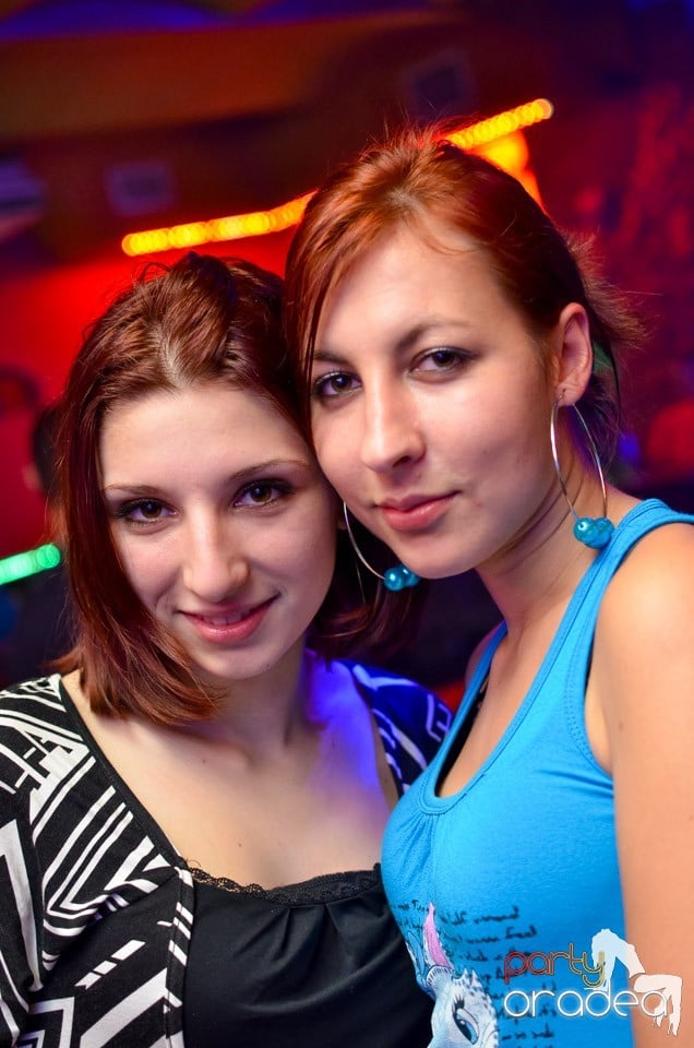 Vineri noaptea în Club Downtown,