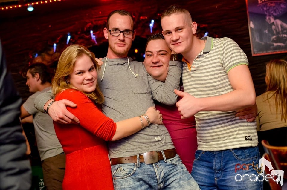 Vineri noaptea în Club Downtown,