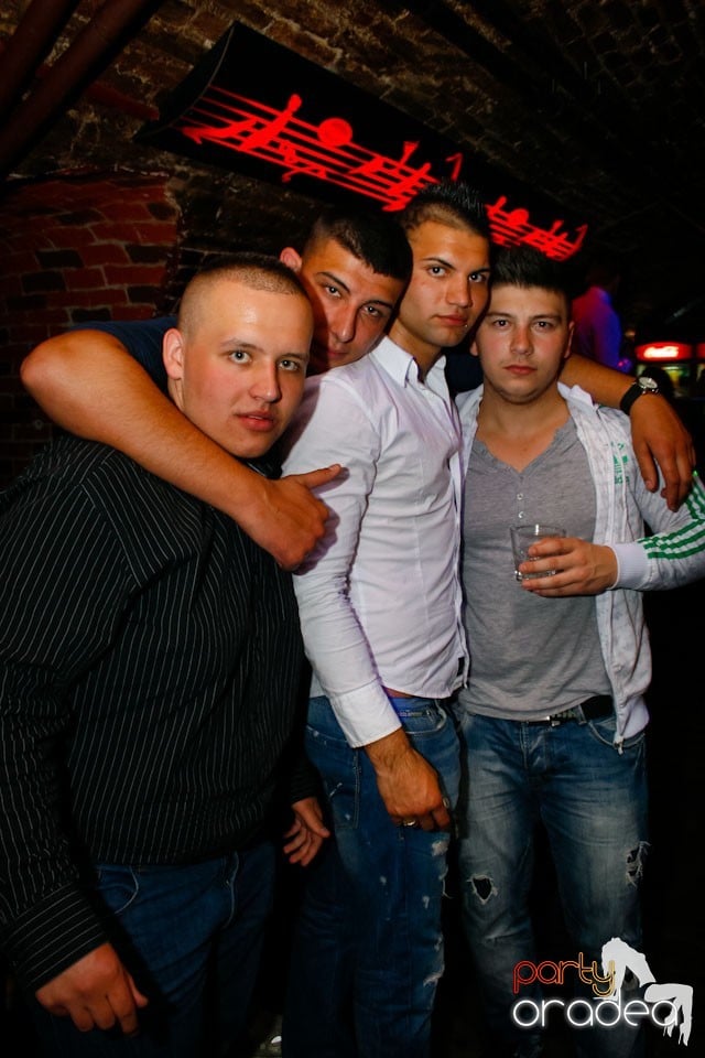 Vineri noaptea în Escape Club, 