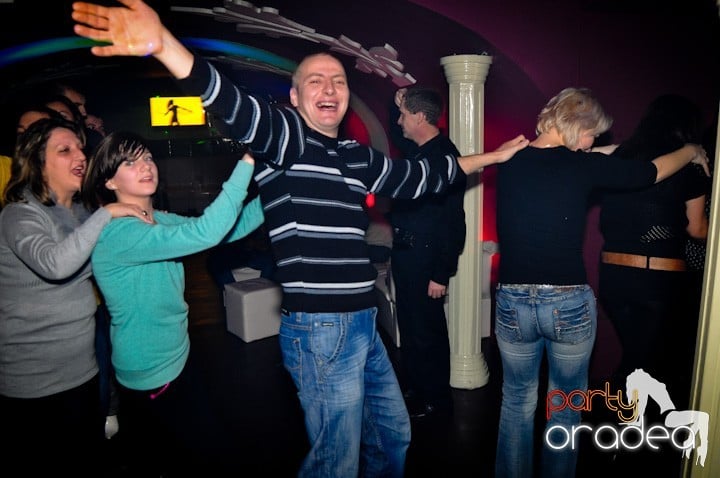 Vineri seara în Club Atti's,