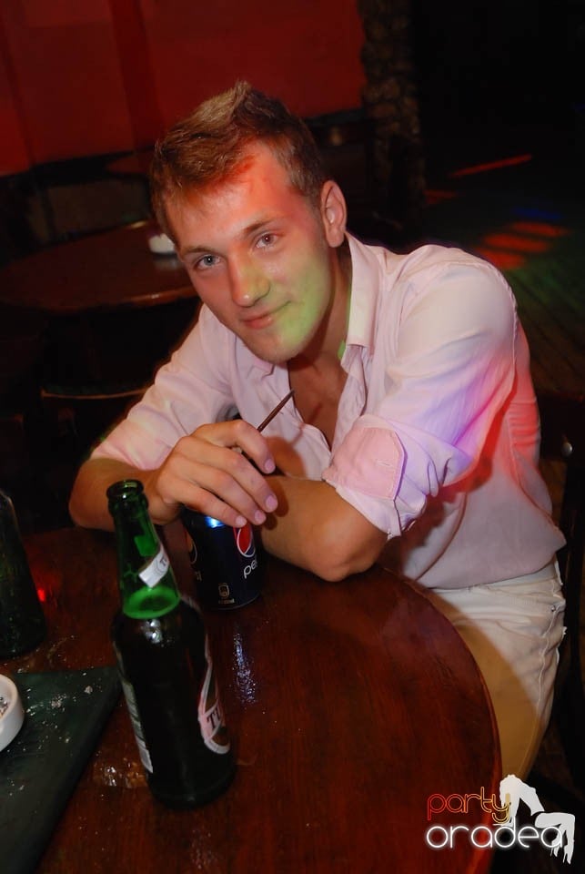 Vineri seara în Club Downtown,