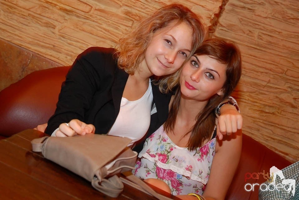 Vineri seara în Club Downtown,