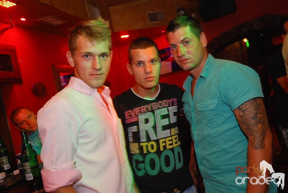 Vineri seara în Club Downtown,