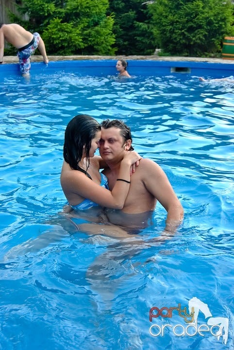 Yellow Pool Party, 
