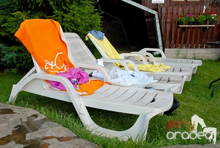 Yellow Pool Party, 