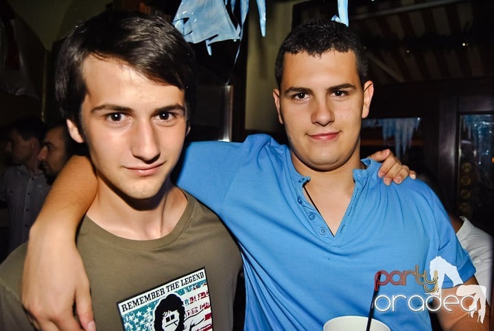 Yellow Christmas Party continuă,