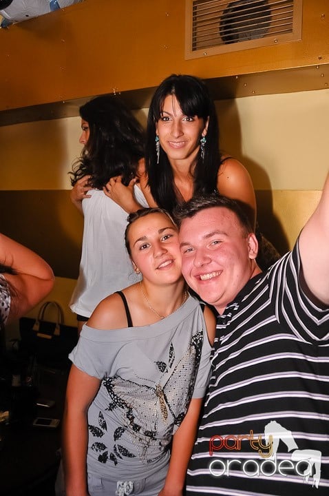 Yellow Christmas Party continuă,