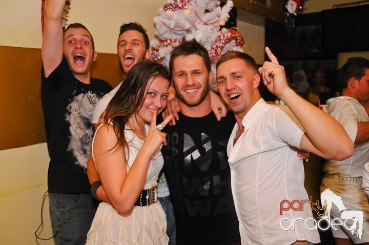 Yellow Christmas Party continuă,