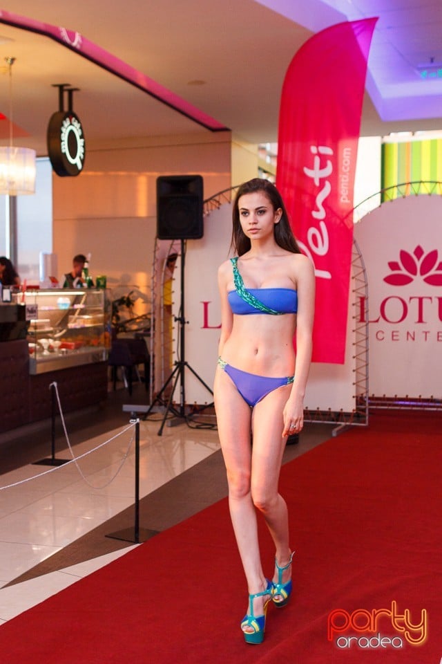 Bikini Fashion Show, Lotus Center