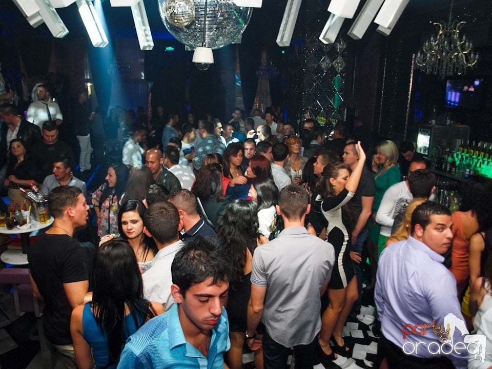 Black & White Party în The One Café & Club, 