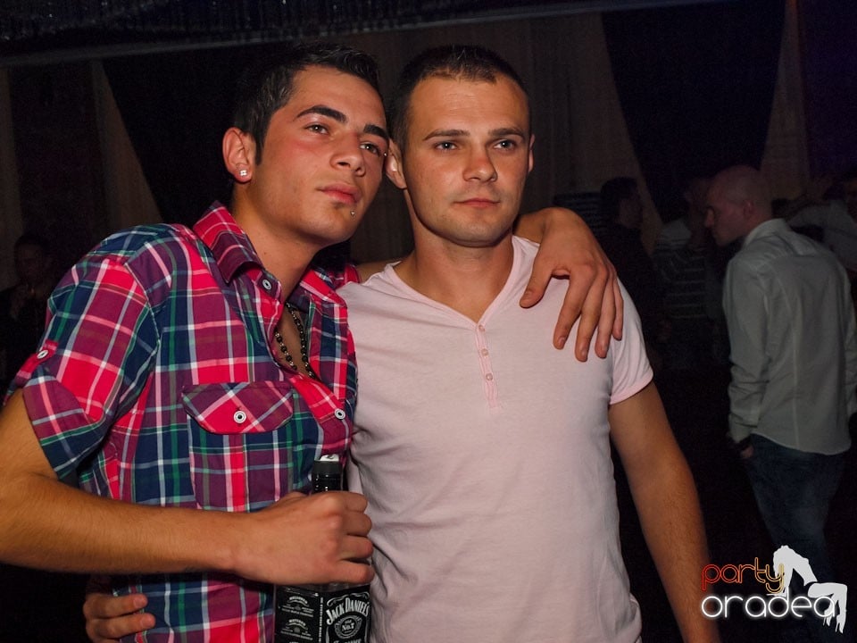 Black & White Party în The One Café & Club, 