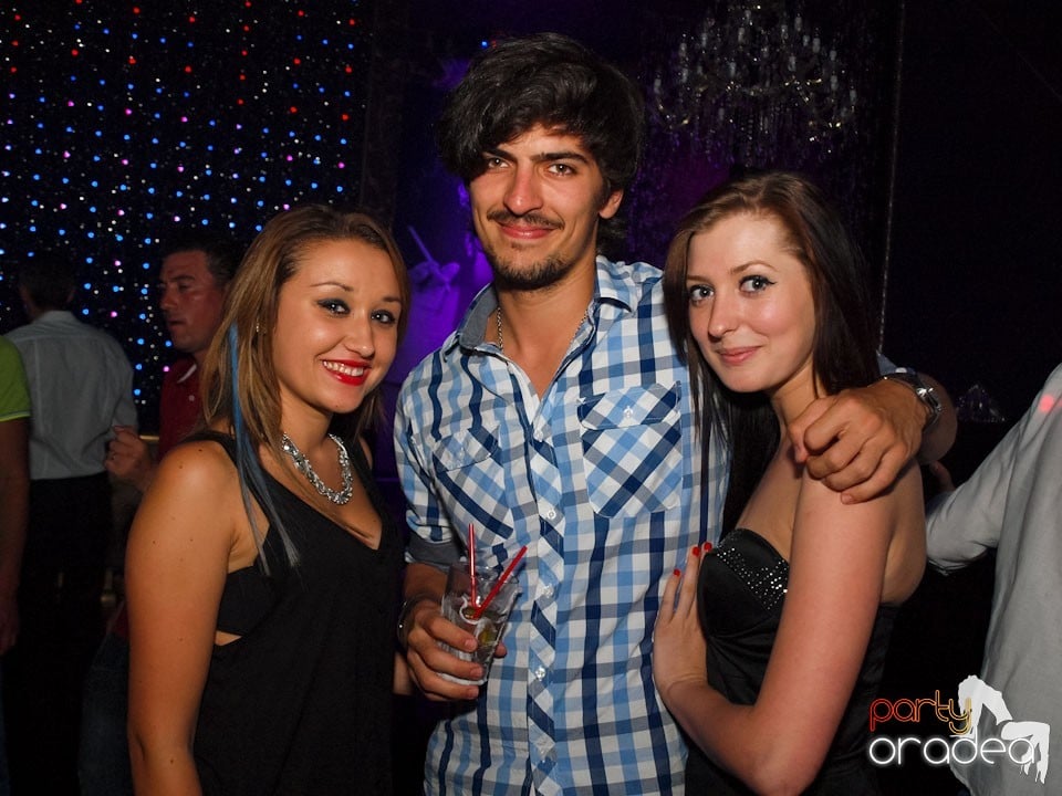 Black & White Party în The One Café & Club, 