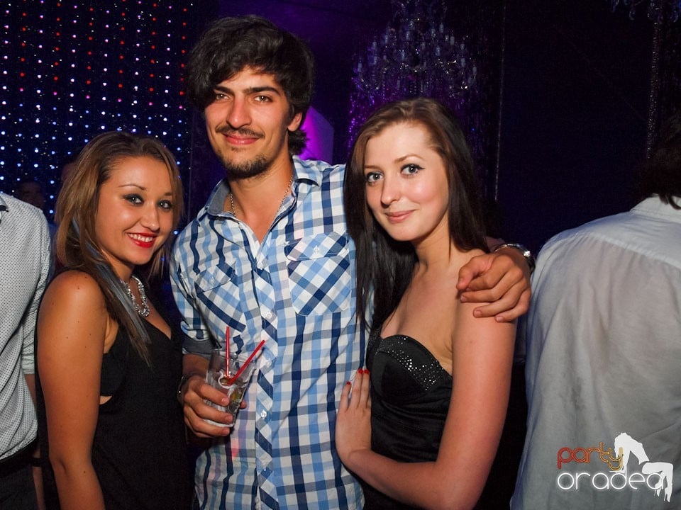 Black & White Party în The One Café & Club, 