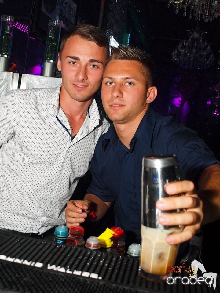 Black & White Party în The One Café & Club, 