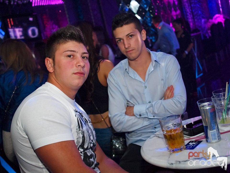 Black & White Party în The One Café & Club, 