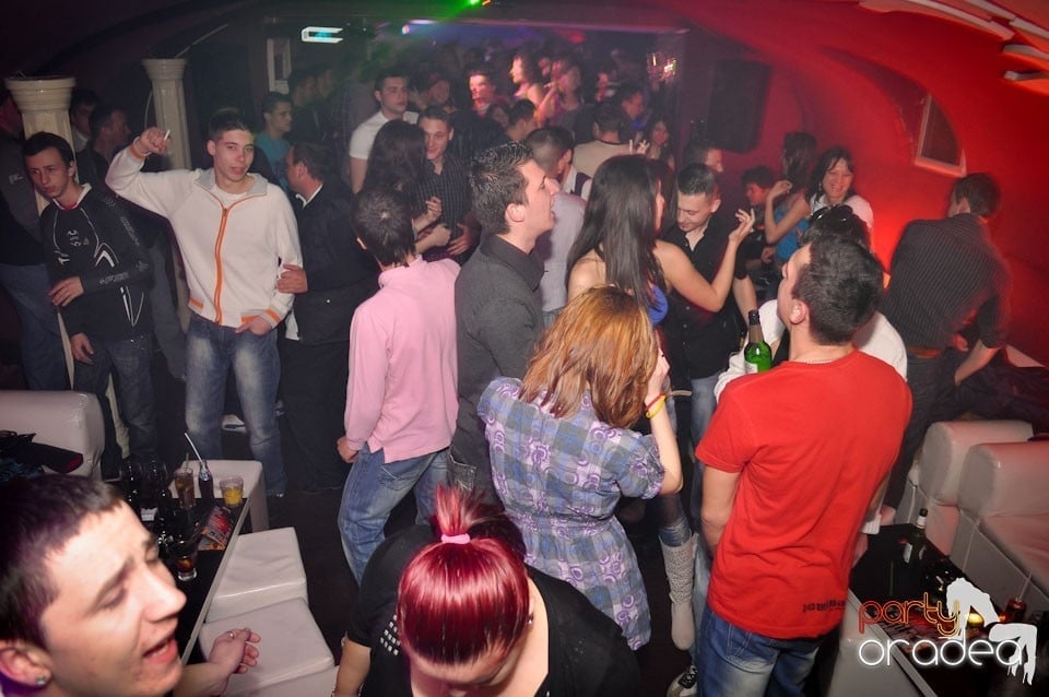 Bomba Party în Club Atti's, 