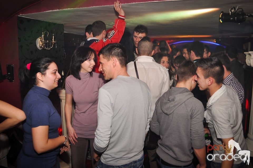 Bomba Party în Club Atti's, 