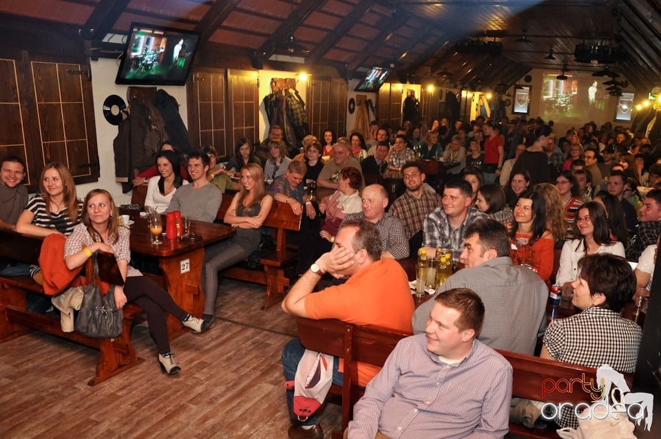 Comedianţii din Showder Klub în Queen's, Queen's Music Pub