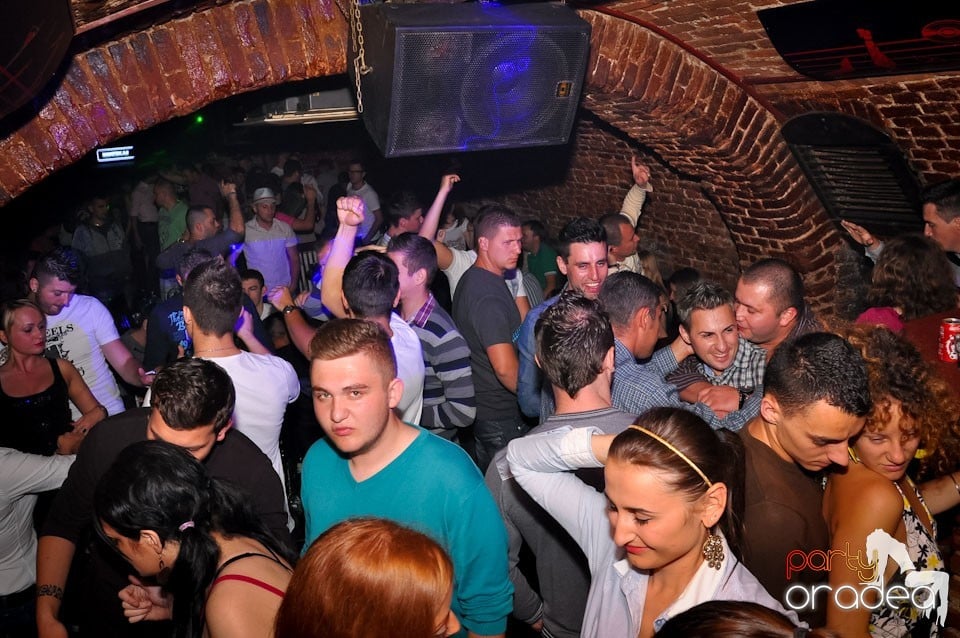 Dacă e joi, e party în Escape, 