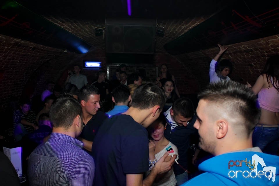 Dans şi distracţie în Club Escape, 